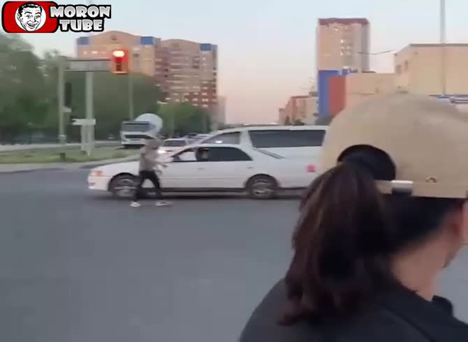 Video :Even if it means annoying drivers, he plays in traffic, until karma gets involved.